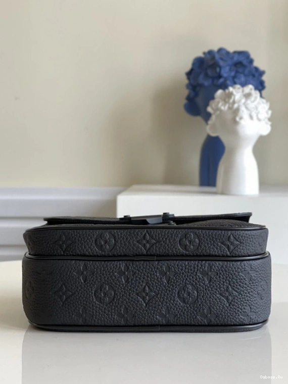 VUITTON LOUIS LOCK S MESSENGER 0413